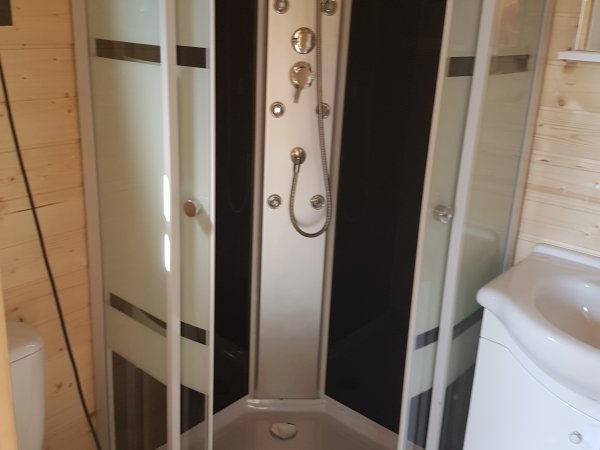 Photo Salle de bain équipée et meublée  avec cloisons incluses. (douche, WC, lavabo et meuble)