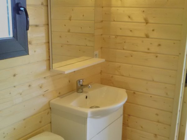 Photo Salle de bain équipée et meublée  avec cloisons incluses. (douche, WC, lavabo et meuble)